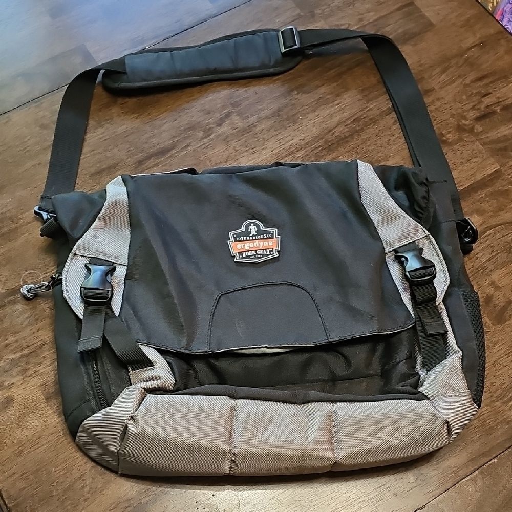 🛠️ Ergodyne Arsenal 5135 Laptop Messenger Bag